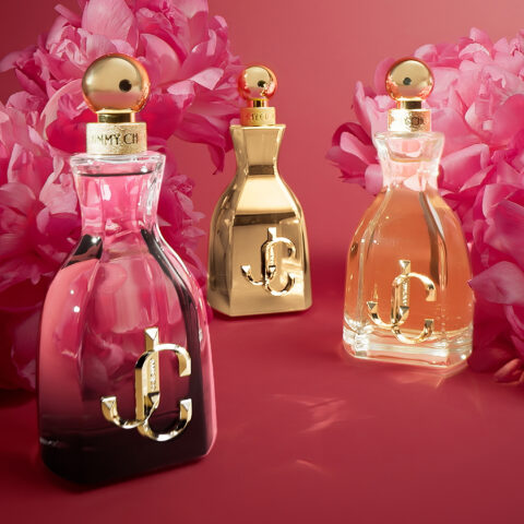 Gamme 3 parfums Jimmy Choo avec des fleurs roses en fond